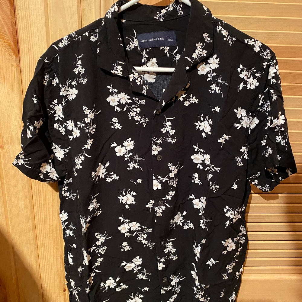 Abercrombie & Fitch men’s large short-sleeved button down